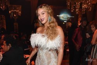 Сверкнула неидеальными ногами: Бейонсе в платье Roberto Cavalli пришла на вечеринку