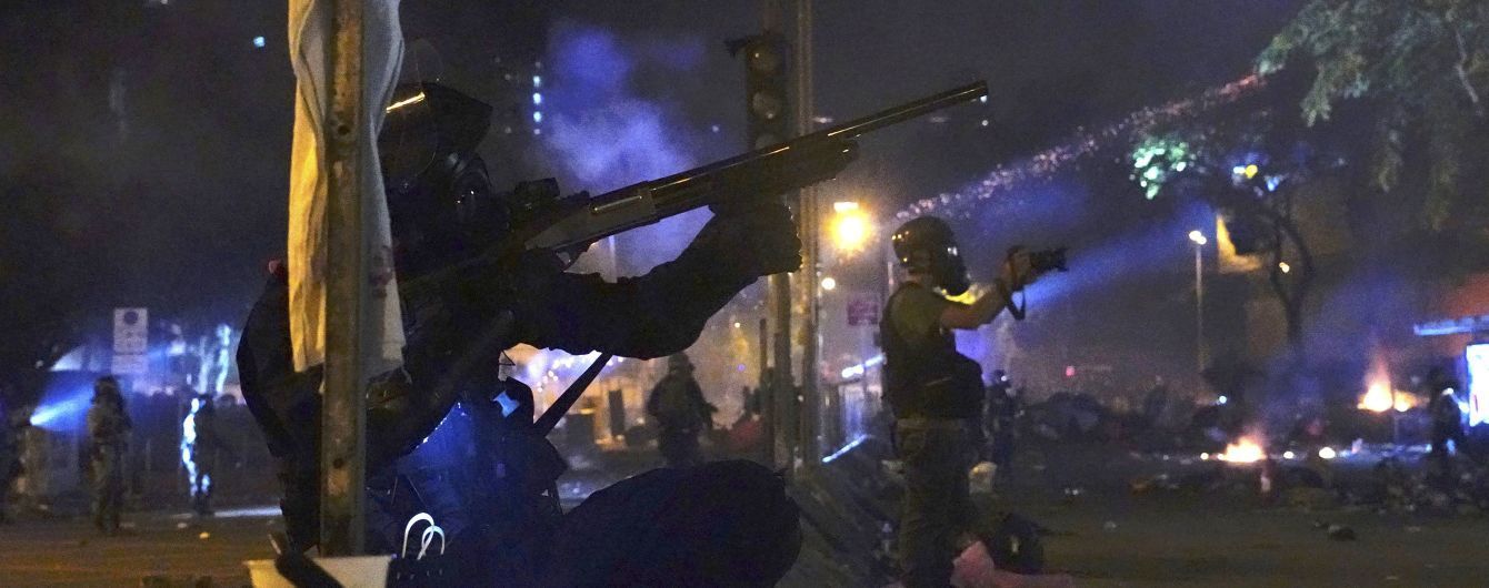 У Гонконгу поліція взяла в облогу форпост протестувальників – Політехнічний університет. Як триває штурм і чому ця подія важлива