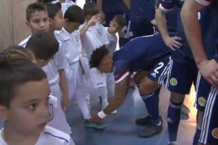 Шотландский футболист завязал бутсу маленькому маскоту и умилил фанатов