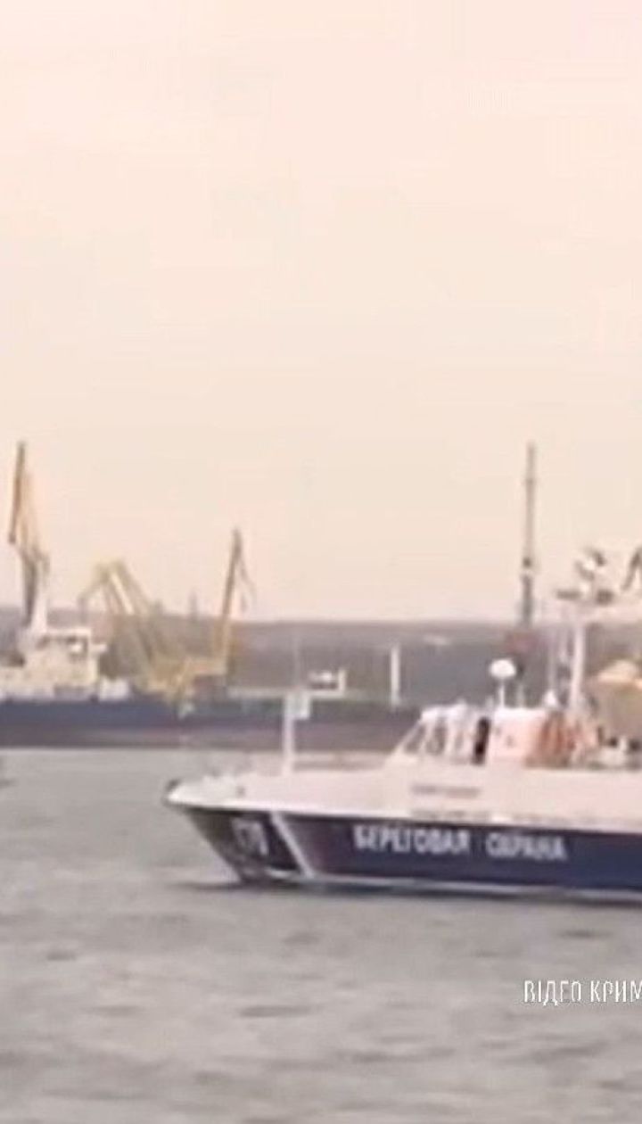Росіяни вивели з ладу кораблі, захоплені у Керченській протоці. До України судна тягнуть буксири