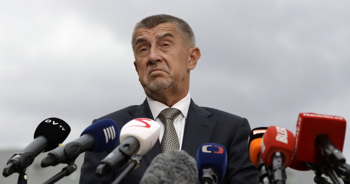 Скандал в Чехии: министр "на эмоциях" назвала премьера "дебилом" в эфире