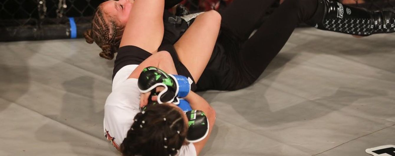 12-річна бійчиня MMA перемогла у дебютному поєдинку, змусивши матір пишатися собою