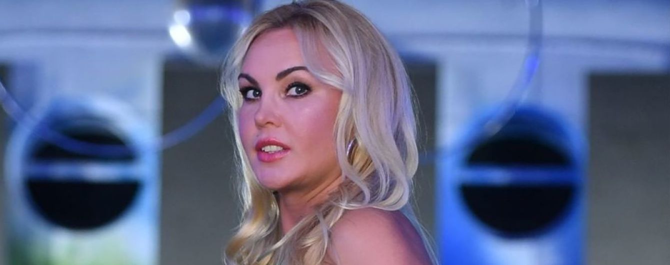 В голубом наряде с обнаженной спиной: новый стильный лук Камалии