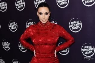 В винтажном платье с цветочным принтом: Ким Кардашьян на церемонии American Influencer Awards