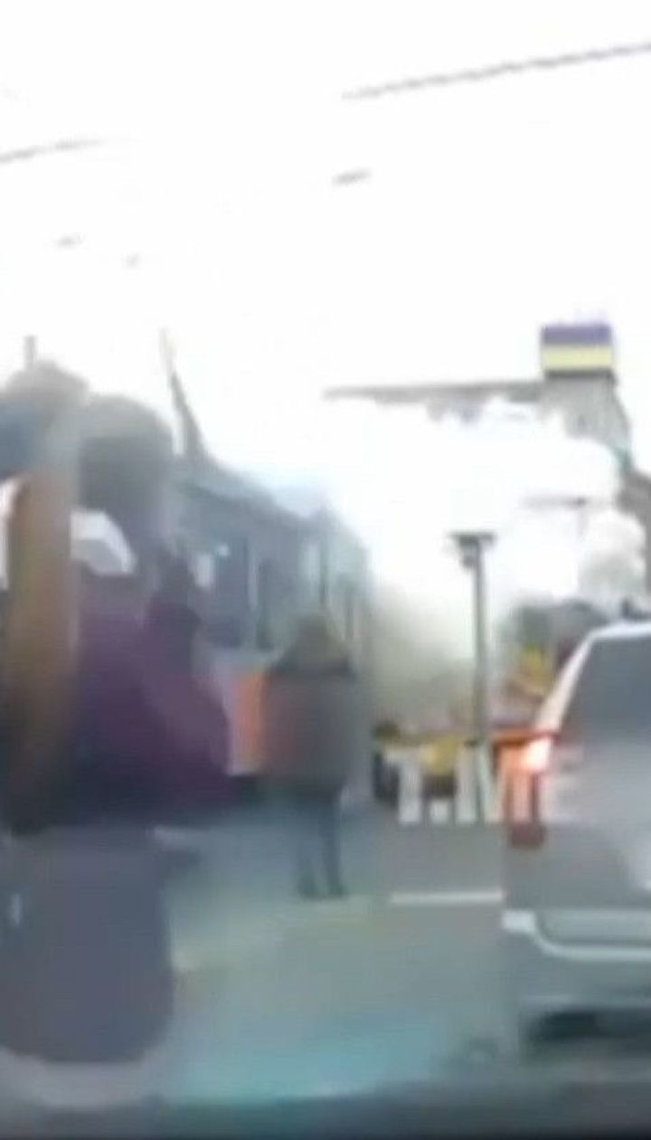 Жаркая поездка: в центре Днепра во время движения загорелся трамвай