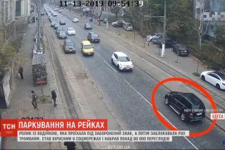 Камеры в Одессе зафиксировали новую героиню парковки: она выехала на встречку, а потом бросила авто на рельсах
