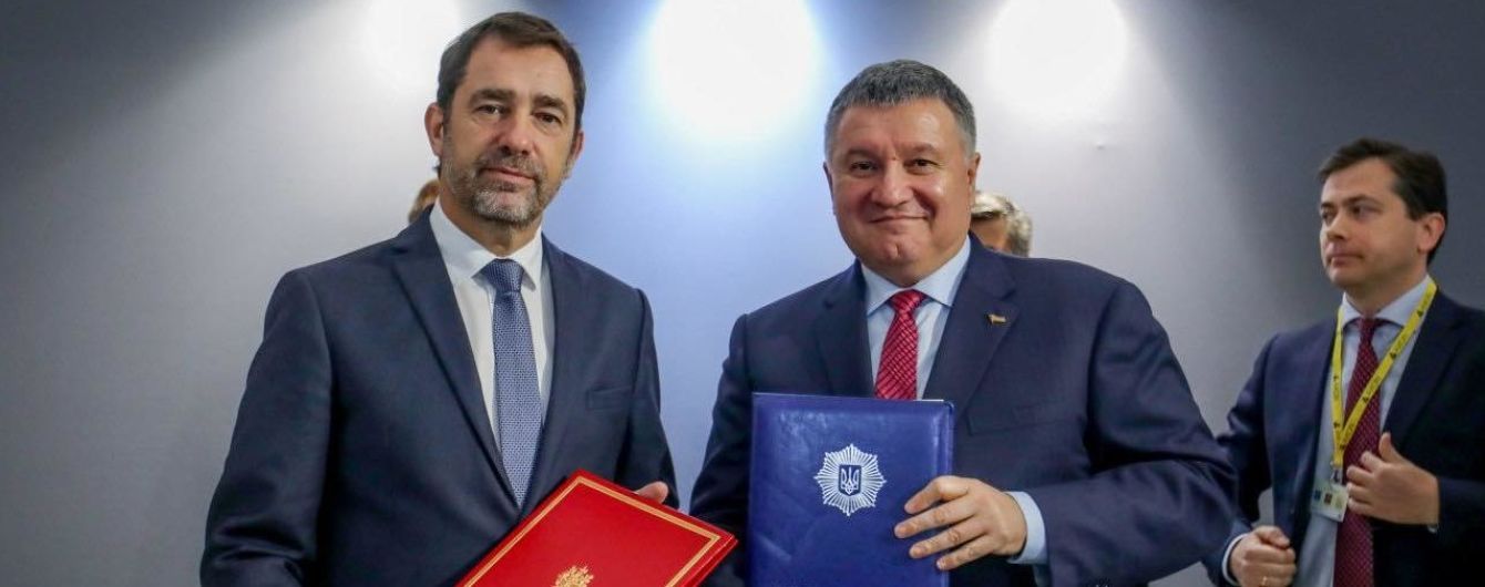 Аваков подписал договор на покупку у Франции 20 сверхсовременных катеров для пограничников