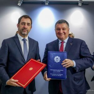 Аваков подписал договор на покупку у Франции 20 сверхсовременных катеров для пограничников