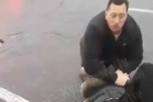 У Києві водія вдарили ножем під час дорожнього конфлікту