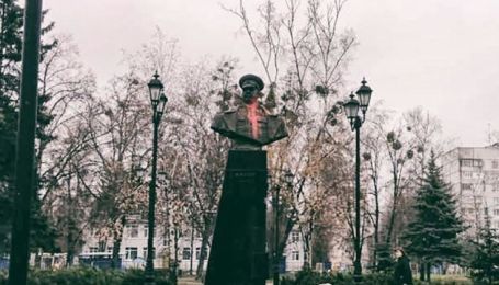 У Харкові погруддя Жукова облили червоною фарбою