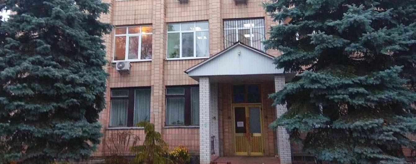 Близько десяти разів ударив ножем: на Чернігівщині чоловік напав на працівницю РАЦСу