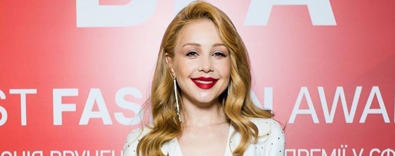 В белом платье с пикантным декольте: эффектная Тина Кароль на премии Best Fashion Awаrds