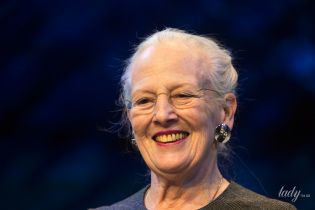 В элегантном костюме и с массивными серьгами: 79-летняя королева Маргрете II сходила в театр