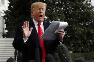 Трамп разморозил военную помощь Украине уже после того, как узнал о жалобе информатора на него – NYT