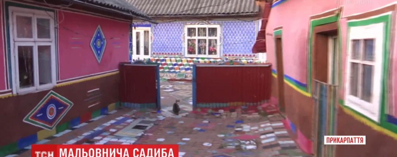 На Прикарпатті 85-річна пенсіонерка перетворила своє обійстя на музей просто неба
