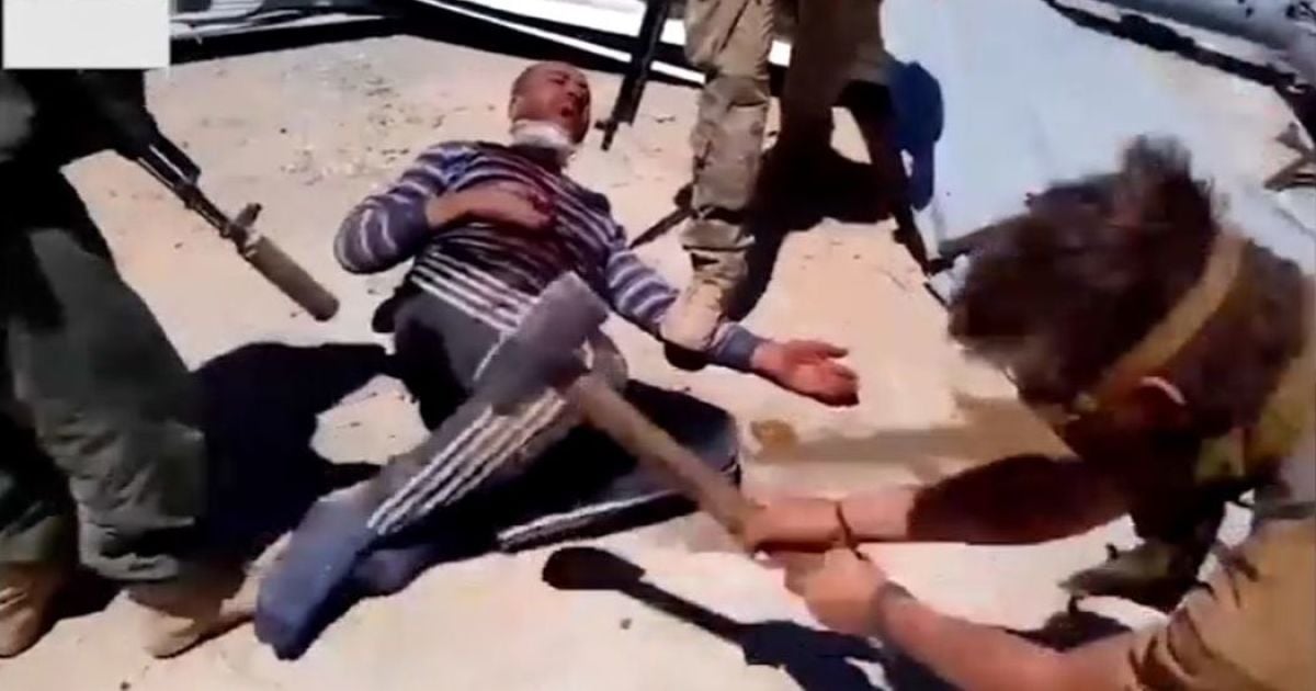 Били кувалдой, отрубили голову и руки, а потом сожгли. Журналисты нашли одного из палачей-россиян, которые убили человека в Сирии