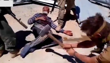 Били кувалдой, отрубили голову и руки, а потом сожгли. Журналисты нашли одного из палачей-россиян, которые убили человека в Сирии