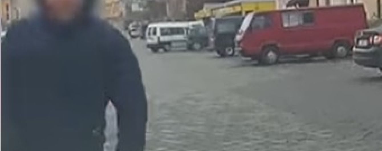 У Чернівцях молодик пробігся по машині патрульних для відео. Тепер його судитимуть за хуліганство