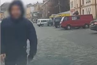 У Чернівцях молодик пробігся по машині патрульних для відео. Тепер його судитимуть за хуліганство