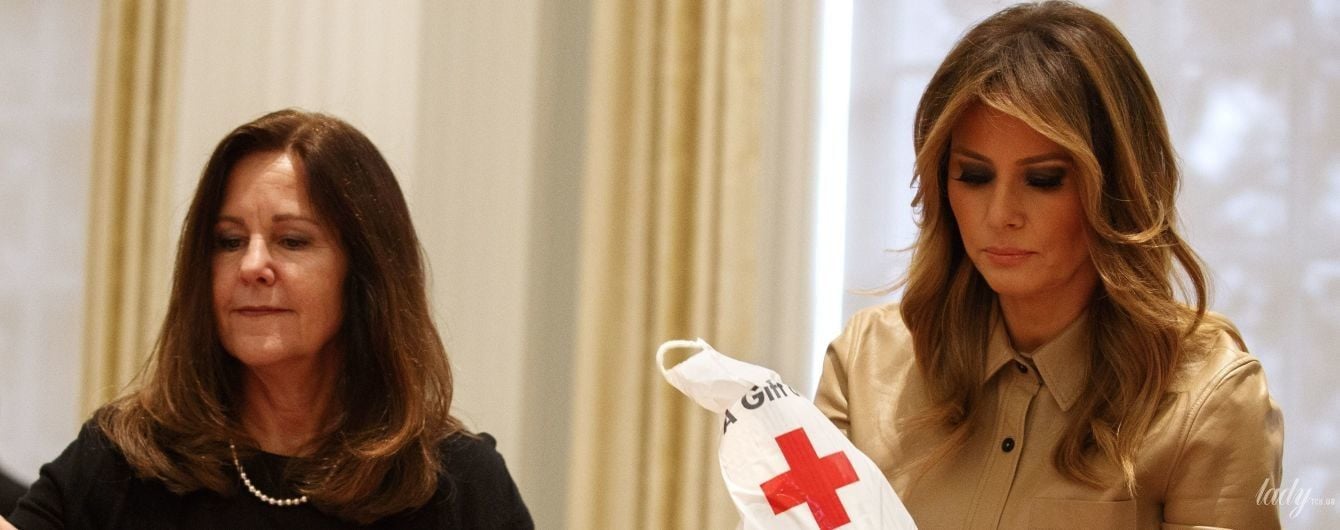 В болотных брюках и питоновых лоферах: Мелания Трамп в штаб-квартире Красного Креста