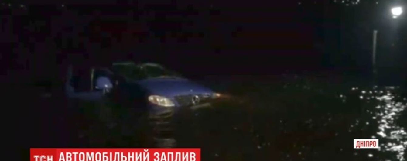 Рыбак в Днепре случайно утопил на 6-метровую глубину свой микроавтобус