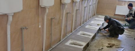 В российской школе торжественно открыли унитаз за 900 тысяч рублей