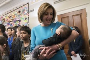 В голубом платье и с ребенком на руках: спикер палаты представителей США на пресс-конференции