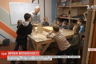 Переселенець з Луганщини вчить теслярству хлопчиків, які ростуть без батька