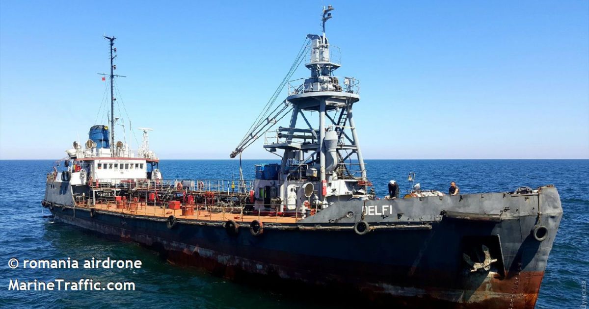 В Одесі потужний шторм зірвав з якоря судно й кидає його в морі