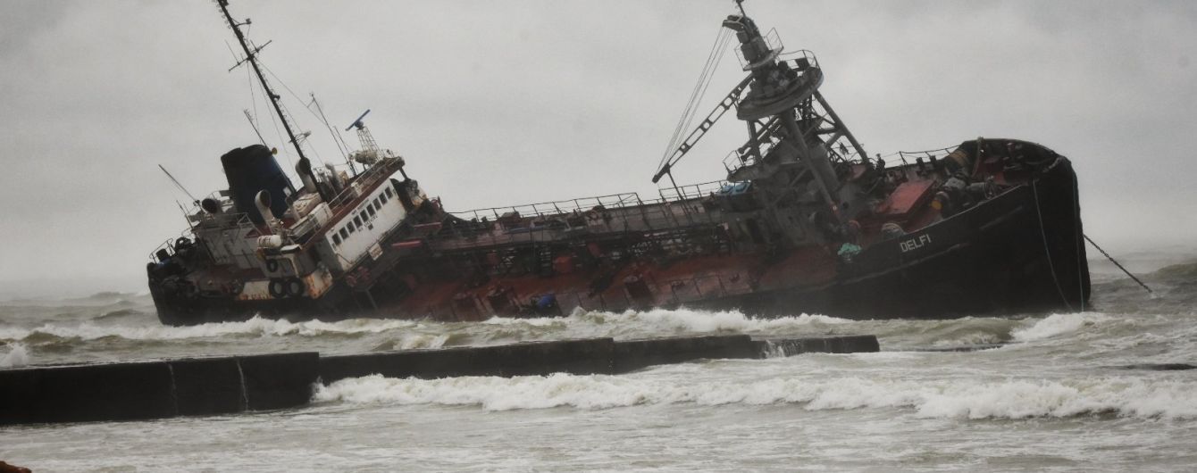 Опубликовано видео аварии танкера "Делфи" в Одессе