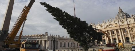 На площади Ватикана установили 26-метровую рождественскую елку