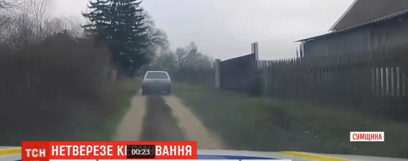 На Сумщине пьяный мужчина взял авто у товарища, чтобы научиться ездить. Видео