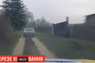 На Сумщине пьяный мужчина взял авто у товарища, чтобы научиться ездить. Видео