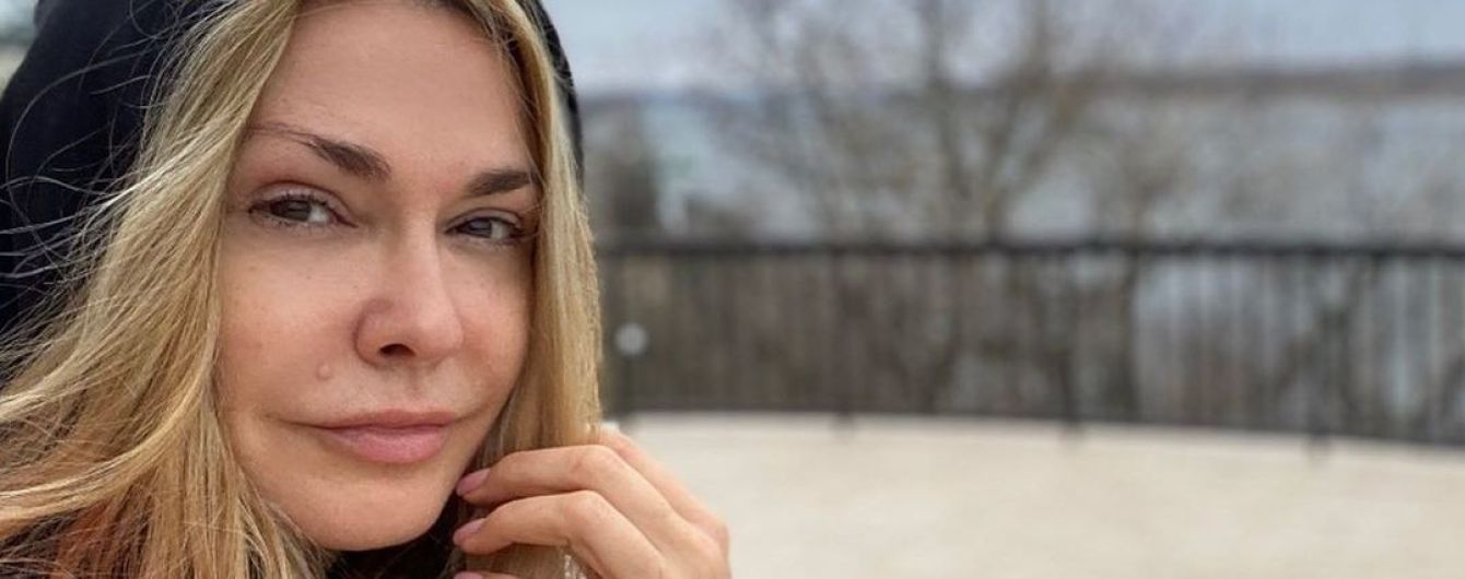 Без макияжа на набережной: Ольга Сумская показала свою естественную красоту