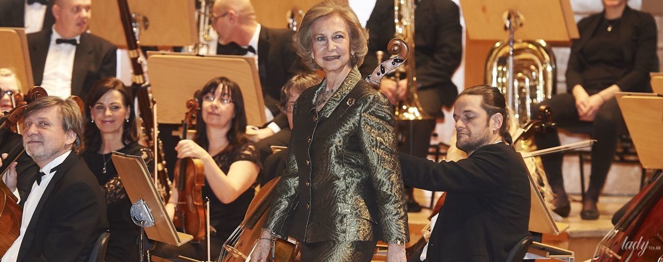 В эффектном бронзовом костюме: 81-летняя королева София сходила на концерт