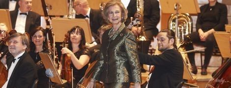 В эффектном бронзовом костюме: 81-летняя королева София сходила на концерт