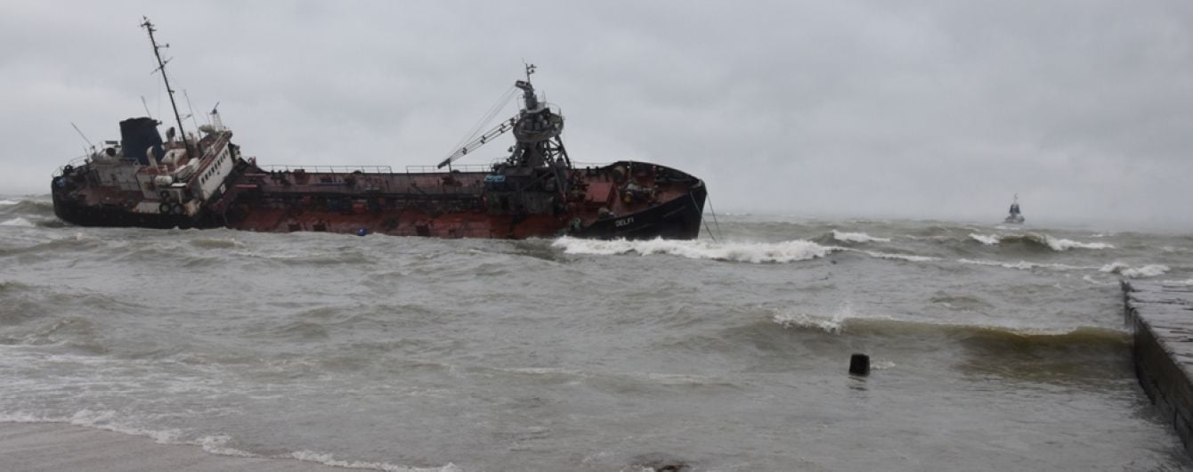 Капітана танкера "Делфі" дістали непритомним. Водолази провели безпрецедентну рятувальну операцію