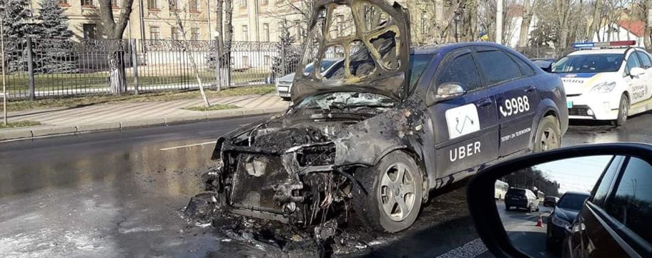 У Києві під час руху загорілося таксі
