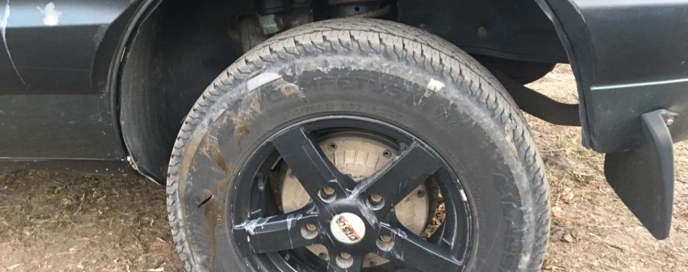 На Харківщині невідомі вилили кислоту на авто прикордонника