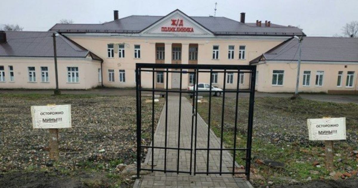 В РФ біля поліклініки встановили лише ворота без паркану