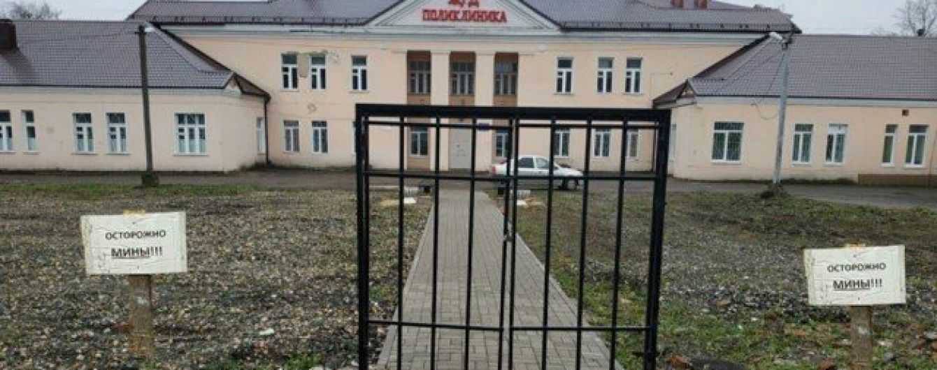 В РФ біля поліклініки встановили лише ворота без паркану