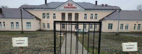В РФ возле поликлиники установили только ворота без забора