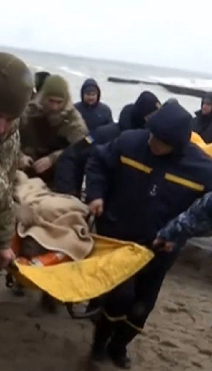 Беспрецедентная операция: моряков принудительно спасли из танкера, который унесло в открытое море