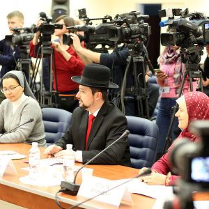 В Украине разрешили фотографироваться на паспорт в шляпах, платках и хиджабах