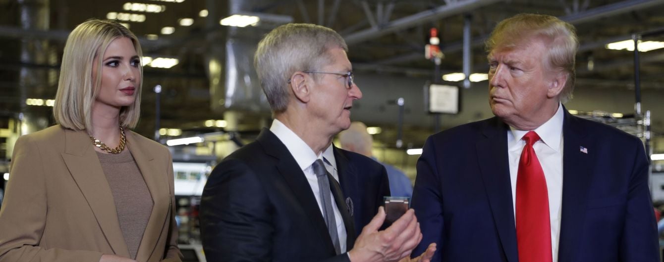 У всьому бежевому: стильна Іванка Трамп на заводі Apple