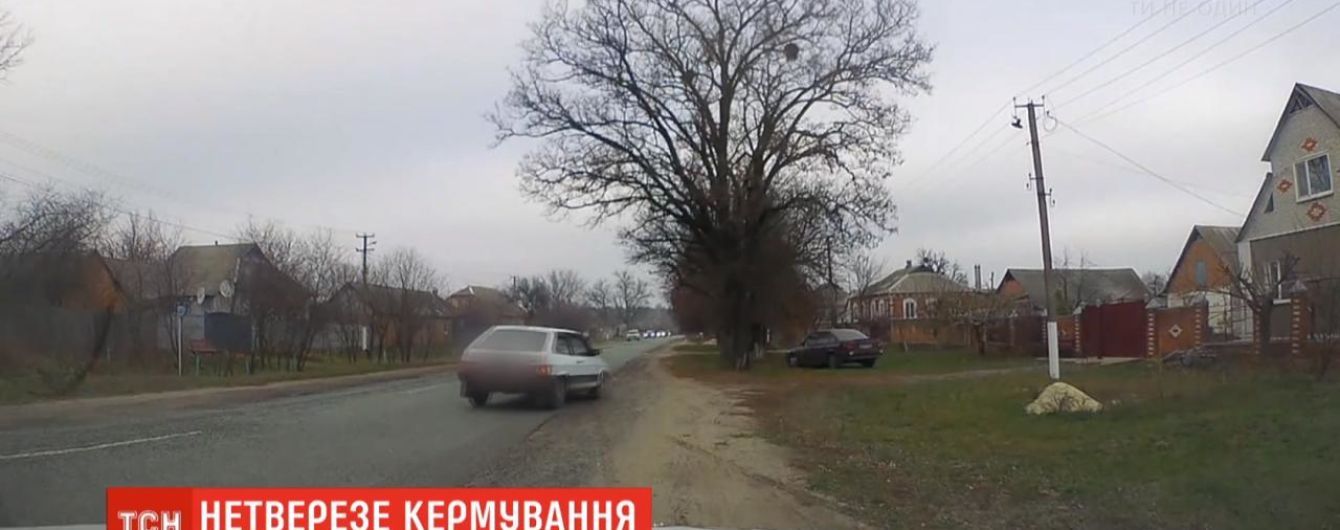 На Сумщині патрульні ланами і лісом ганялися за водієм, який був напідпитку і не мав посвідчення