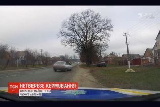 В Сумской области патрульные по полям и лесу гонялись за водителем, который был пьян и не имел удостоверения