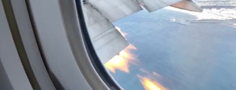 В США пассажирский самолет срочно пошел на посадку, когда из двигателя начало бить пламенем