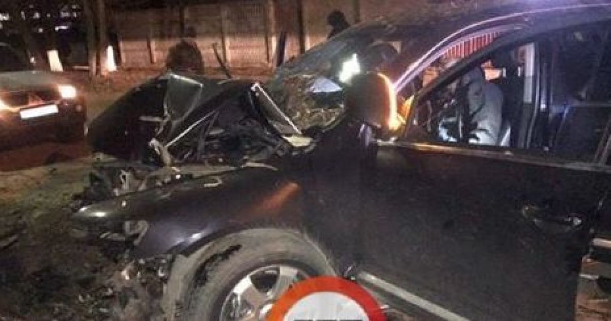 Під Києвом позашляховик на швидкості влетів у дерево: дівчина впала у кому