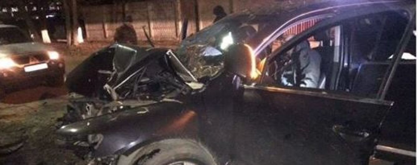 Под Киевом внедорожник на скорости влетел в дерево: девушка впала в кому